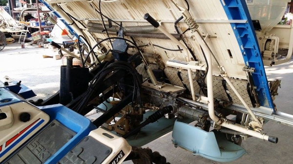 รถปลูกข้าวนั่งขับ ISEKI   รุ่น PA500D  เก่าญี่ปุ่น พร้อมกล่องหยอดปุ๋ยด้านท้าย ดำนา 5 แถว สภาพสวย