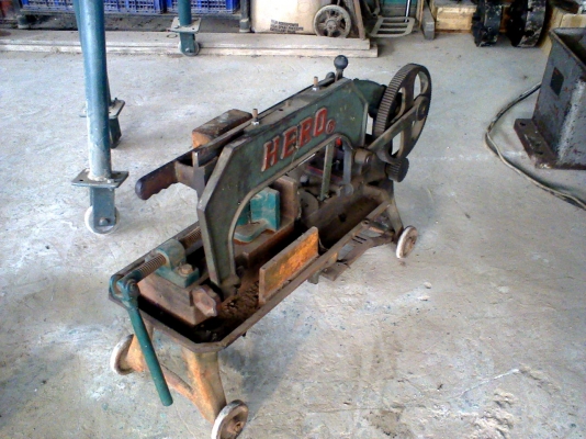 แท่นเลื่อยฮีโร่