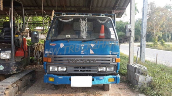 รถบรรทุก 6 ล้อ TOYOTA กระบะข้างเสริม กระบะรั้วเหล็ก รุ่น DYNA