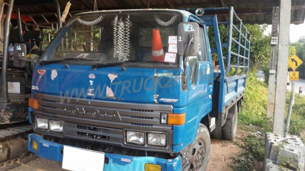 รถบรรทุก 6 ล้อ TOYOTA กระบะข้างเสริม กระบะรั้วเหล็ก รุ่น DYNA