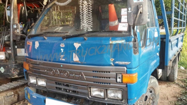 รถบรรทุก 6 ล้อ TOYOTA กระบะข้างเสริม กระบะรั้วเหล็ก รุ่น DYNA