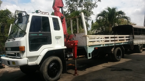 ขายรถอีซูซุ6ล้อใหญ่FTR 6BD165 แซสซีใหญ่ตลอดเส้น เครื่องดีแซสซีสวยหัวสวยครับ กระบะหลังยาว5.50 ม. ยาง9X20 พร้อมใช้งาน ขาย 380000 ไม่รวมเครนครับ หากเอาเครนด้วย 650000 บาท เครนอย่างเดียว 350000 บาท