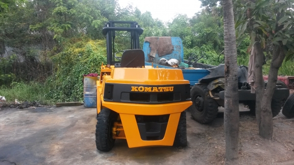 ขายรถโฟ๊คลิ๊ฟโคมัสสุดีเซล6สูบ ยกได้4ตัน พร้อมใช้งานครับทำสีใหม่รถสวยครับ ยกสูง3.30 ม. ขาย 130000 บาท