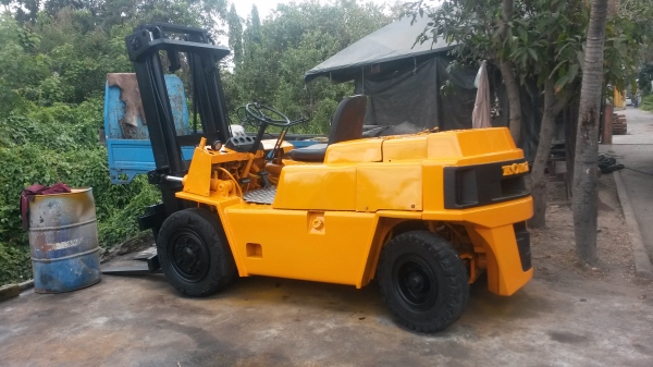 ขายรถโฟ๊คลิ๊ฟโคมัสสุดีเซล6สูบ ยกได้4ตัน พร้อมใช้งานครับทำสีใหม่รถสวยครับ ยกสูง3.30 ม. ขาย 130000 บาท