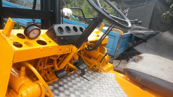 ขายรถโฟ๊คลิ๊ฟโคมัสสุดีเซล6สูบ ยกได้4ตัน พร้อมใช้งานครับทำสีใหม่รถสวยครับ ยกสูง3.30 ม. ขาย 130000 บาท