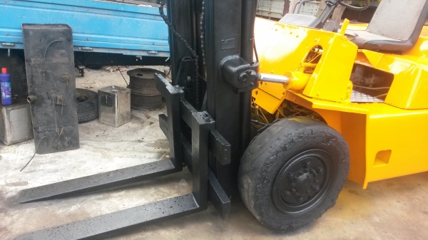 ขายรถโฟ๊คลิ๊ฟโคมัสสุดีเซล6สูบ ยกได้4ตัน พร้อมใช้งานครับทำสีใหม่รถสวยครับ ยกสูง3.30 ม. ขาย 130000 บาท