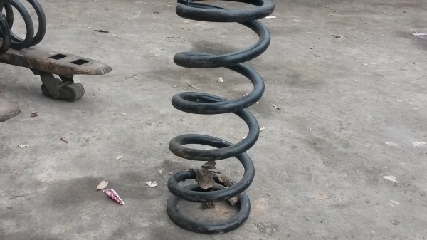 ขายสปริงขนาดใหญ่ครับของใหม่เก่าเก็บไม่รู้ใส่กับอะไร กว้าง 9นิ้วครึ่ง ยาว2ฟุต เหล็กหนา1 นิ้ว มี15 ตัว ขายตัวล่ะ 950 บาท