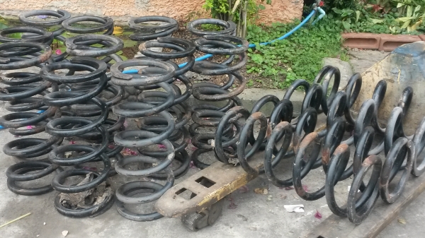 ขายสปริงขนาดใหญ่ครับของใหม่เก่าเก็บไม่รู้ใส่กับอะไร กว้าง 9นิ้วครึ่ง ยาว2ฟุต เหล็กหนา1 นิ้ว มี15 ตัว ขายตัวล่ะ 950 บาท