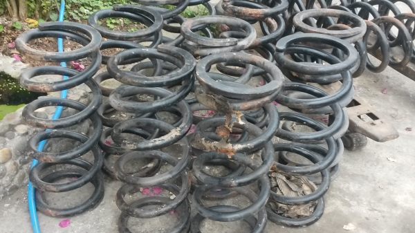 ขายสปริงขนาดใหญ่ครับของใหม่เก่าเก็บไม่รู้ใส่กับอะไร กว้าง 9นิ้วครึ่ง ยาว2ฟุต เหล็กหนา1 นิ้ว มี15 ตัว ขายตัวล่ะ 950 บาท