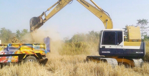 KOMATSU PC 120-5 รถบอดี้สวยสภาพดีเหมือนรถเก่านอกครับ ไฟฟ้าหน้าจอเต็ม เครื่องเดิมปั๊มเดิมแน่นดีแรงดีทำงานได้เร็ว ภายในเก๋งสะอาดสวย คอนโทรลสั้น แอร์เย็น ภายนอกบูมอาร์มสวยไม่มีปะซีลกระบอกไม่มี่แตกเยิ้ม เอวแน่นดี ช่วงล่างแน่นโรลเลอร์โซ่บูทใบแทรกเต็มดีประมาณ 7