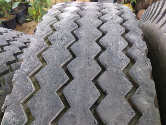 ขายยาง 900-20   พร้อมยางในยางรองคอ ดอกเต็มเท่ากันทุกเส้น จำนวน 6  เส้น/ละ2800