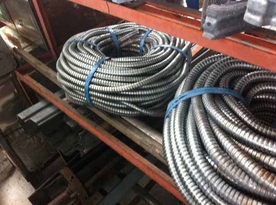 ท่อข้อต่ออ่อนร้อยสายไฟ เก็บสายต่างๆ  ได้เรียบร้อยสวยงาม ของใหม่ยังไม่ได้ใช้ ( มี 2 ม้วน)