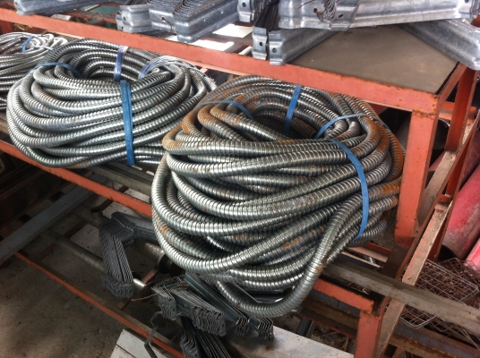 ท่อข้อต่ออ่อนร้อยสายไฟ เก็บสายต่างๆ  ได้เรียบร้อยสวยงาม ของใหม่ยังไม่ได้ใช้ ( มี 2 ม้วน)