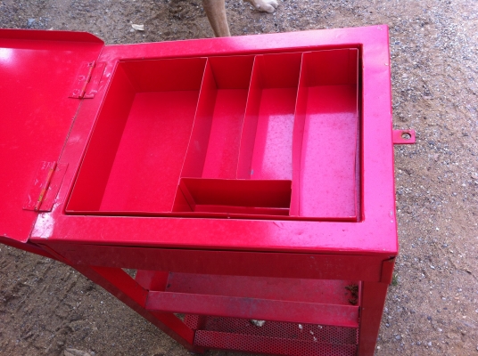 โต็ะเก็บเครื่องมือช่าง เครื่องมือต่างๆในการทำงาน มี 3 ชั้น ด้านบนแบ่งเป็นช่องๆมีฝาปิด ( เหลือ 3 ตัว) โต็ะเก็บเครื่องมือช่าง เครื่องมือต่างๆในการทำงาน มี 3 ชั้น ด้านบนแบ่งเป็นช่องๆมีฝาปิด ( เหลือ 3 ตัว)