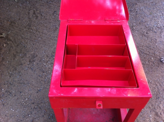 โต็ะเก็บเครื่องมือช่าง เครื่องมือต่างๆในการทำงาน มี 3 ชั้น ด้านบนแบ่งเป็นช่องๆมีฝาปิด ( เหลือ 3 ตัว) โต็ะเก็บเครื่องมือช่าง เครื่องมือต่างๆในการทำงาน มี 3 ชั้น ด้านบนแบ่งเป็นช่องๆมีฝาปิด ( เหลือ 3 ตัว)