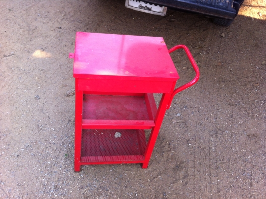 โต็ะเก็บเครื่องมือช่าง เครื่องมือต่างๆในการทำงาน มี 3 ชั้น ด้านบนแบ่งเป็นช่องๆมีฝาปิด ( เหลือ 3 ตัว)