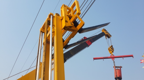 ดีเซล..2.5T  เสา4เมตร  งาเทได้  ล้อคู่...รถญี่ปุ่น