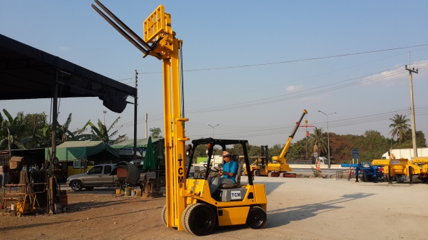 ดีเซล..2.5T  เสา4เมตร  งาเทได้  ล้อคู่...รถญี่ปุ่น