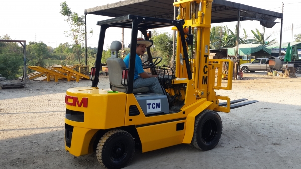 ดีเซล..2.5T  เสา4เมตร  งาเทได้  ล้อคู่...รถญี่ปุ่น