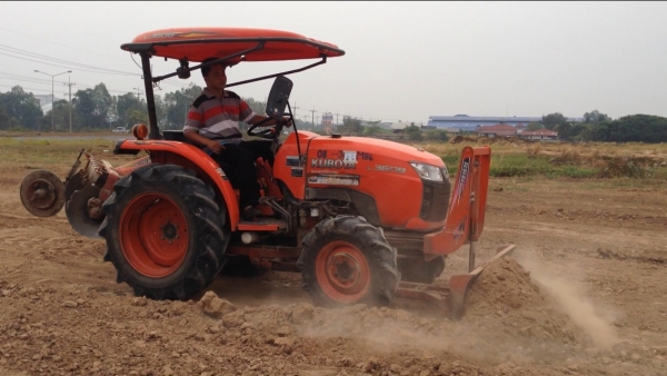 รถไถ KUBOTA L3608 มีภาพวีดีโอ อายุการใช้งาน พร้อมอุปกรณ์ 3 รายการ ผานดันหน้า โรตารี ผาน 5 เครื่ิองดี