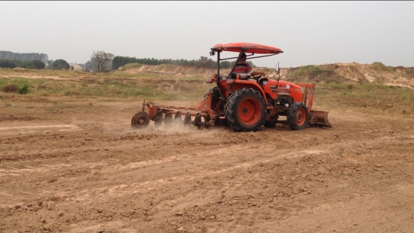 รถไถ KUBOTA L3608 มีภาพวีดีโอ อายุการใช้งาน พร้อมอุปกรณ์ 3 รายการ ผานดันหน้า โรตารี ผาน 5 เครื่ิองดี