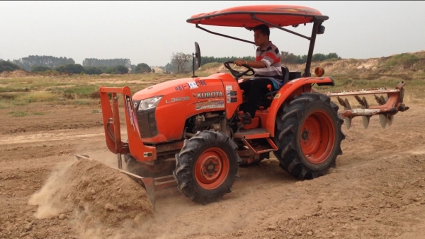 รถไถ KUBOTA L3608 มีภาพวีดีโอ อายุการใช้งาน พร้อมอุปกรณ์ 3 รายการ ผานดันหน้า โรตารี ผาน 5 เครื่ิองดี