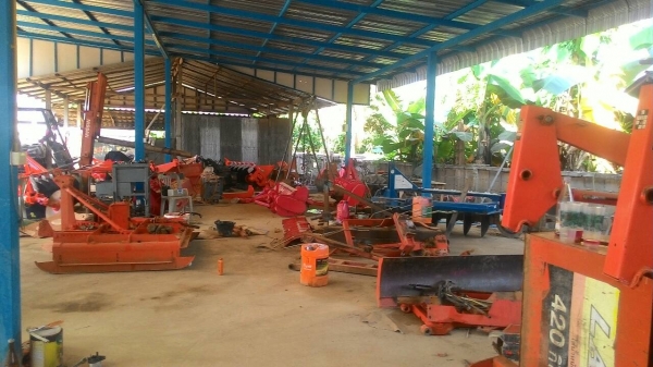 ขายอุปกรณ์ต่อพ่วงรถไถมือสองทุกรุ่นทุกยี่ห้อ มีทั้งKUBOTA และ YANMAR มีอุปกรณ์ครบทุกอย่างมีทั้งผานบุกเบิก,ผานขุนมัน,โรตารี่,บุงกี๋ตักรถไถและอุปกรณ์ต่อพ่วงทางการเกษตรทุกอย่างมีครบ ราคาถูก