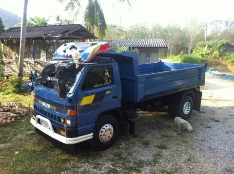 6ล้อดั้มพ์ ISUZU 115แรงม้า เกียร์175 เฟืองท้าย145 แอร์เย็น พวงมาลัยพาวเวอร์ พร้อมใช้งาน เครื่องดี คัทซีสวย ราคาต่อรองได้ 087-2976734 095-0403929