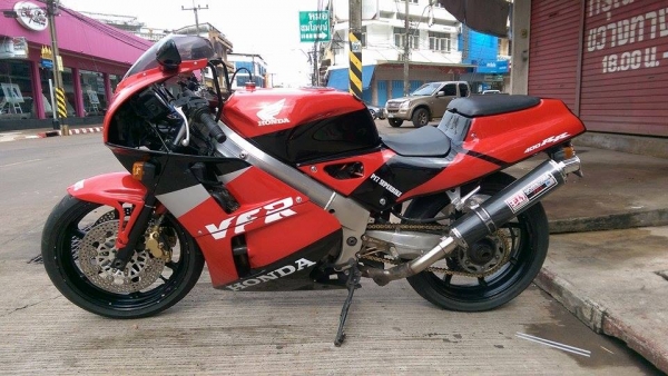 ขายคับ HONDA VFR400 NC30 ปี92 ยกเครื่องใหม่ใส่เครื่อง RVF NC35 ทะเบียนแท้พร้อมโอนไม่ขาดต่อ แฟริ่งเดิมๆ สีสวย ท่อแต่งเสียงนุ่มๆ เกียร์โยง โซ่สเตอเต็ม สวยๆ คับ ราคา 79500 บาท ส่งได้ทั่วไทยคับ สนใจติดต่อ 081-0578282 ไอดีไลน์ POPBIGBIKESAKON คับ สนใจรถสวย ถูก