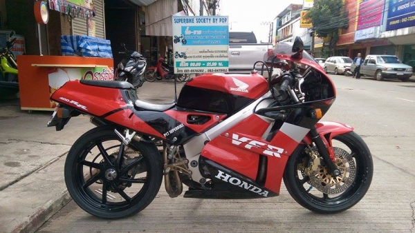 ขายคับ HONDA VFR400 NC30 ปี92 ยกเครื่องใหม่ใส่เครื่อง RVF NC35 ทะเบียนแท้พร้อมโอนไม่ขาดต่อ แฟริ่งเดิมๆ สีสวย ท่อแต่งเสียงนุ่มๆ เกียร์โยง โซ่สเตอเต็ม สวยๆ คับ ราคา 79500 บาท ส่งได้ทั่วไทยคับ สนใจติดต่อ 081-0578282 ไอดีไลน์ POPBIGBIKESAKON คับ สนใจรถสวย ถูก