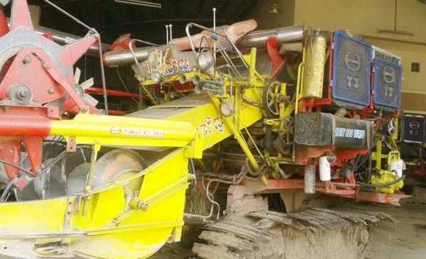 ขายด่วน รถเกี่ยวข้าวไทยเจริญการช่าง เครื่องยนต์ 235 HP JO8C เทอร์โบ อุ้มขวาปรับระดับ 2.5 ตัน ปั๊มไดกิ้นเบอร์ 22 ช่วงล่างตัวเดิน 12 รถสวยสภาพดีพร้อมทำงานได้เลยครับ ราคาต่อรองได้ครับ