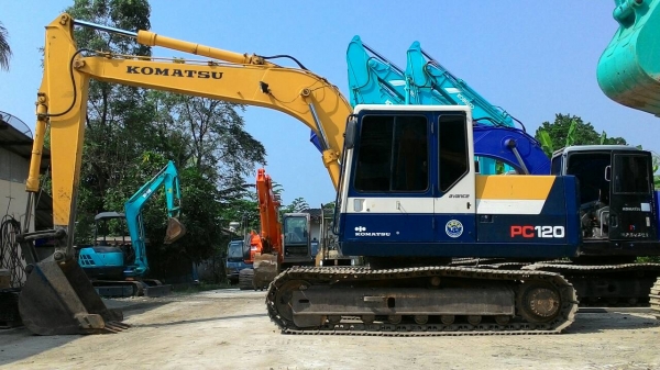 ขายด่วน รถขุด KOMATSU PC120-5   เก่าไทย   แทรค 60   สภาพสวยมากๆๆๆ   พร้อมใช้งาน  โทร 081-3848169  คมศักดิ์