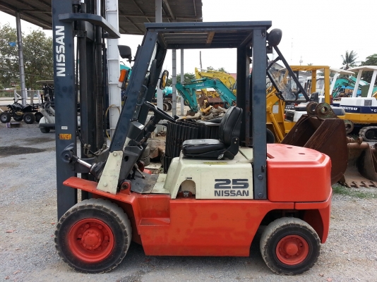ฟอร์คลิฟท์ NISSAN 2.5 ตัน เสา 6 เมตร ดีเซล ยางตัน 090-986-2521 อ๊อบ