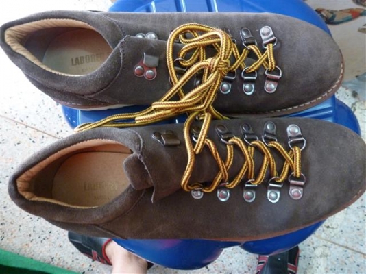 รองเท้าหนังกลับชามัวร์