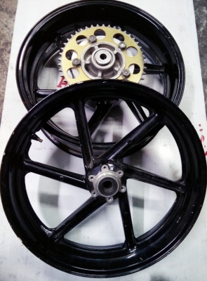 ล้อ CBR900 ปี 98 กระทะ 5 นิ้วครึ่ง ขอบ 17 ไม่ดุ้ง ไม่คด คู่ละ 10,000 บาท