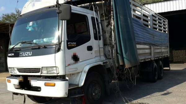 รถอีซูซุ 10 ล้อ รั้ว ( ไม่ดั้ม )  230 แรงม้า. ปี 48  สนใจติดต่อ  081 - 6079515