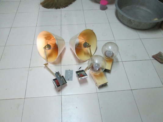 ชุดนี้ขาย  1500บาทครับ  ไฟหรี่ผนังครับ   สวยครับ