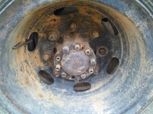 HINO TE 150 HP รถหัวยาวหกล้อดั๊มพ์ กระบะดั๊มพ์เหล็ก 6 ตันความยาว 3.80 เมตรสภาพดีไม่มีผุพร้อมบรรทุกได้เลย เครื่องแรงดีไม่เยิ้ม หัวเก๋งสวยๆเดิมๆไม่มีผุเลยภายในเก๋งคอนโซลครบ พวงมาลัยธรรมดา ช่วงล่างคัชซีสวยไม่มีบวม เบรคลมธรรมดา ยาง 9.00 ขอบ 20 สภาพดีประมาณ 75