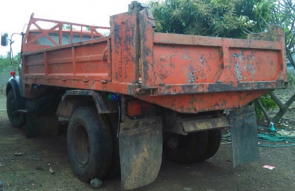 HINO TE 150 HP รถหัวยาวหกล้อดั๊มพ์ กระบะดั๊มพ์เหล็ก 6 ตันความยาว 3.80 เมตรสภาพดีไม่มีผุพร้อมบรรทุกได้เลย เครื่องแรงดีไม่เยิ้ม หัวเก๋งสวยๆเดิมๆไม่มีผุเลยภายในเก๋งคอนโซลครบ พวงมาลัยธรรมดา ช่วงล่างคัชซีสวยไม่มีบวม เบรคลมธรรมดา ยาง 9.00 ขอบ 20 สภาพดีประมาณ 75