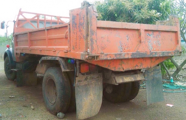 HINO TE 150 HP รถหัวยาวหกล้อดั๊มพ์ กระบะดั๊มพ์เหล็ก 6 ตันความยาว 3.80 เมตรสภาพดีไม่มีผุพร้อมบรรทุกได้เลย เครื่องแรงดีไม่เยิ้ม หัวเก๋งสวยๆเดิมๆไม่มีผุเลยภายในเก๋งคอนโซลครบ พวงมาลัยธรรมดา ช่วงล่างคัชซีสวยไม่มีบวม เบรคลมธรรมดา ยาง 9.00 ขอบ 20 สภาพดีประมาณ 75