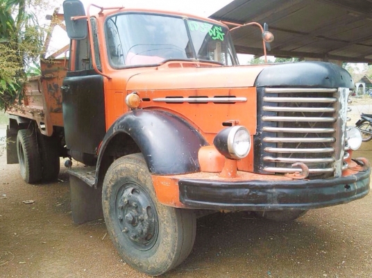 HINO TE 150 HP รถหัวยาวหกล้อดั๊มพ์ กระบะดั๊มพ์เหล็ก 6 ตันความยาว 3.80 เมตรสภาพดีไม่มีผุพร้อมบรรทุกได้เลย เครื่องแรงดีไม่เยิ้ม หัวเก๋งสวยๆเดิมๆไม่มีผุเลยภายในเก๋งคอนโซลครบ พวงมาลัยธรรมดา ช่วงล่างคัชซีสวยไม่มีบวม เบรคลมธรรมดา ยาง 9.00 ขอบ 20 สภาพดีประมาณ 75