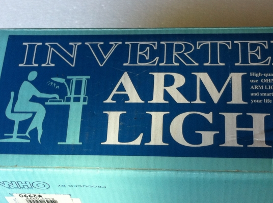 โครมไฟหมุนยึดกับขอบโต็ะ ปรับมุมต่างๆได้ หมุนมุมหลอดได้ไว้อ่านหนังสือ ทำงาน ใช้คอม