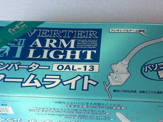 โครมไฟหมุนยึดกับขอบโต็ะ ปรับมุมต่างๆได้ หมุนมุมหลอดได้ไว้อ่านหนังสือ ทำงาน ใช้คอม