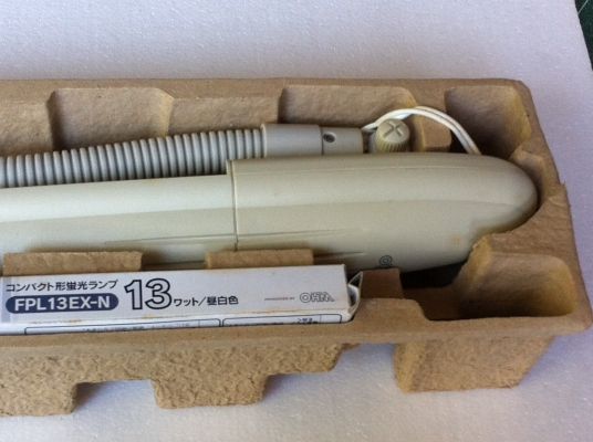 โครมไฟหมุนยึดกับขอบโต็ะ ปรับมุมต่างๆได้ หมุนมุมหลอดได้ไว้อ่านหนังสือ ทำงาน ใช้คอม