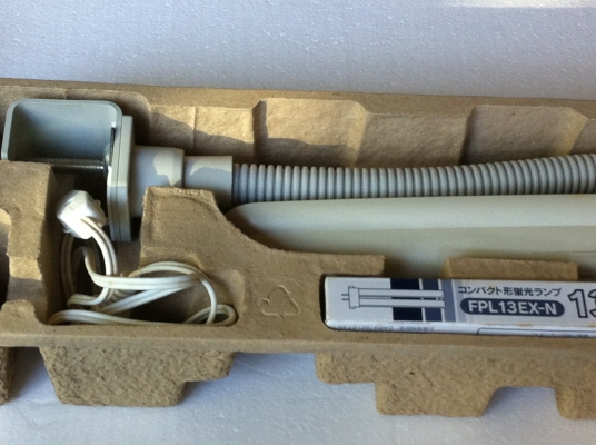 โครมไฟหมุนยึดกับขอบโต็ะ ปรับมุมต่างๆได้ หมุนมุมหลอดได้ไว้อ่านหนังสือ ทำงาน ใช้คอม