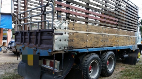 รถอีซูซุ 10 ล้อ หลังถนน FVM 32 M - R  195 แรงม้า. ปี 38  สนใจติดต่อ  081 - 6079515