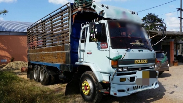 รถอีซูซุ 10 ล้อ หลังถนน FVM 32 M - R  195 แรงม้า. ปี 38  สนใจติดต่อ  081 - 6079515