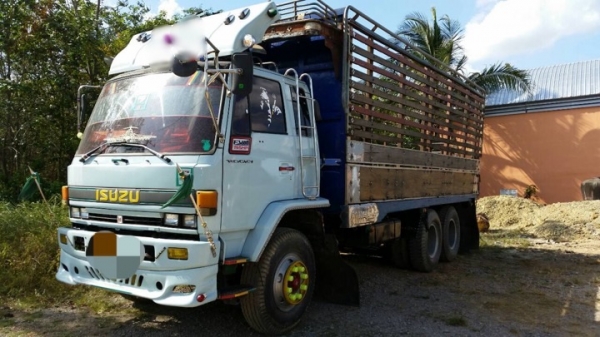 รถอีซูซุ 10 ล้อ หลังถนน FVM 32 M - R  195 แรงม้า. ปี 38  สนใจติดต่อ  081 - 6079515