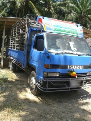 รถอีซูซุ 6 ล้อ รั้ว ( ไม่ดั้ม )  135 แรงม้า. ปี 48  ( รถประกอบ. )    สนใจติดต่อ  081 - 6079515