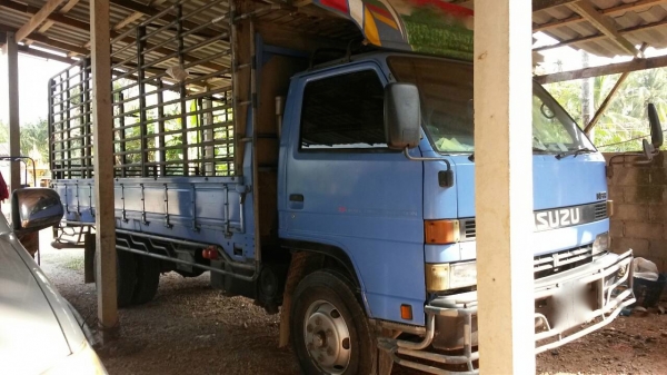 รถอีซูซุ 6 ล้อ รั้ว ( ไม่ดั้ม )  135 แรงม้า. ปี 48  ( รถประกอบ. )    สนใจติดต่อ  081 - 6079515